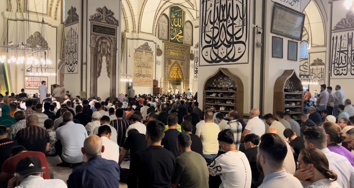 Bursa’da vatandaşlar, bayram namazı için Ulu Cami’ye akın etti
