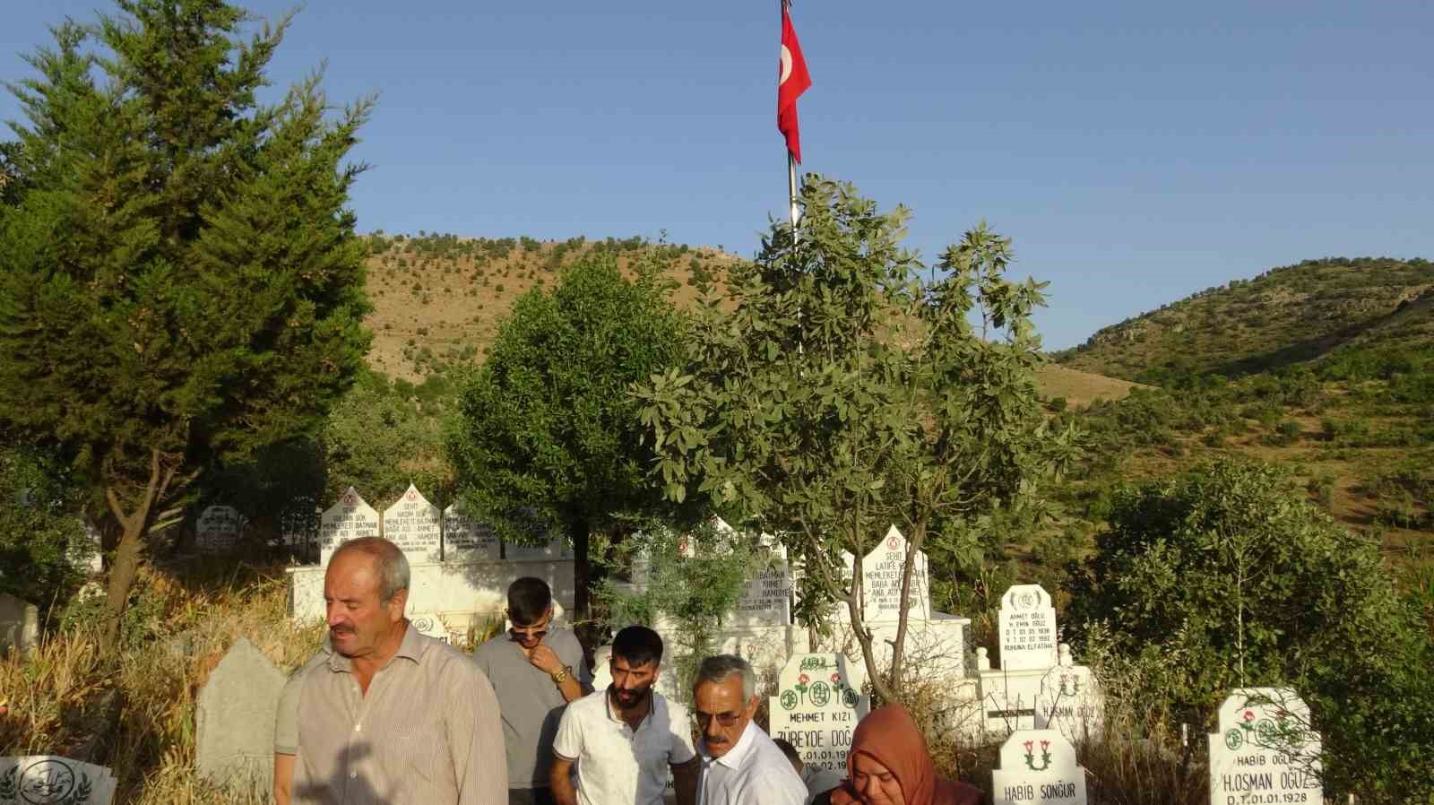 Her Babalar Günü’nde şehit edilen ailesini ziyaret ediyor
