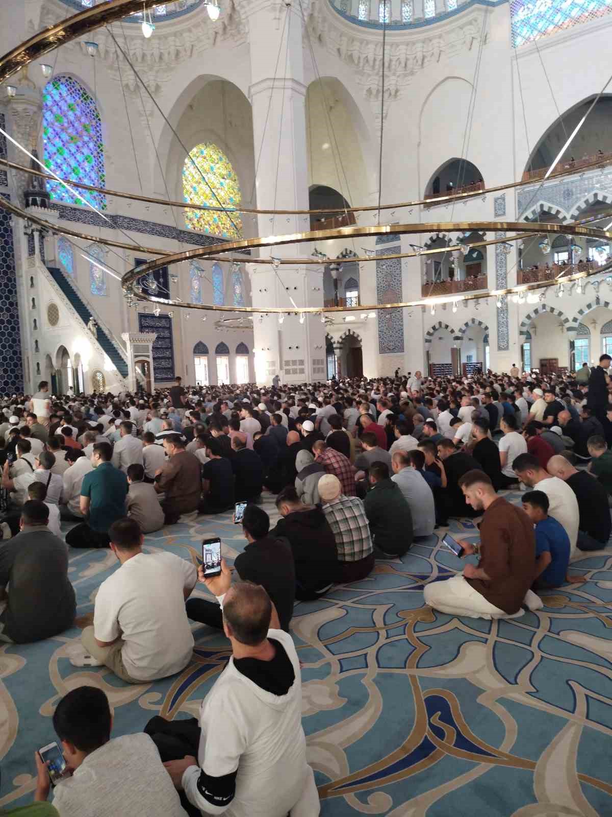 Çamlıca Camii’nde bayram namazı kılındı
