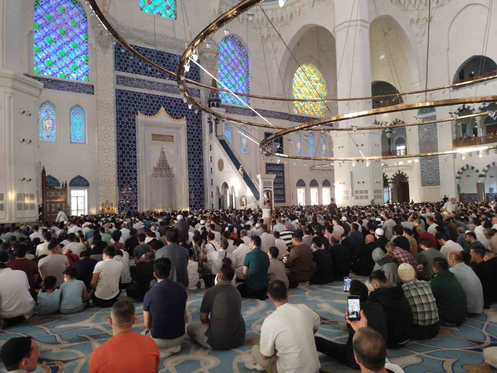 Çamlıca Camii’nde bayram namazı kılındı
