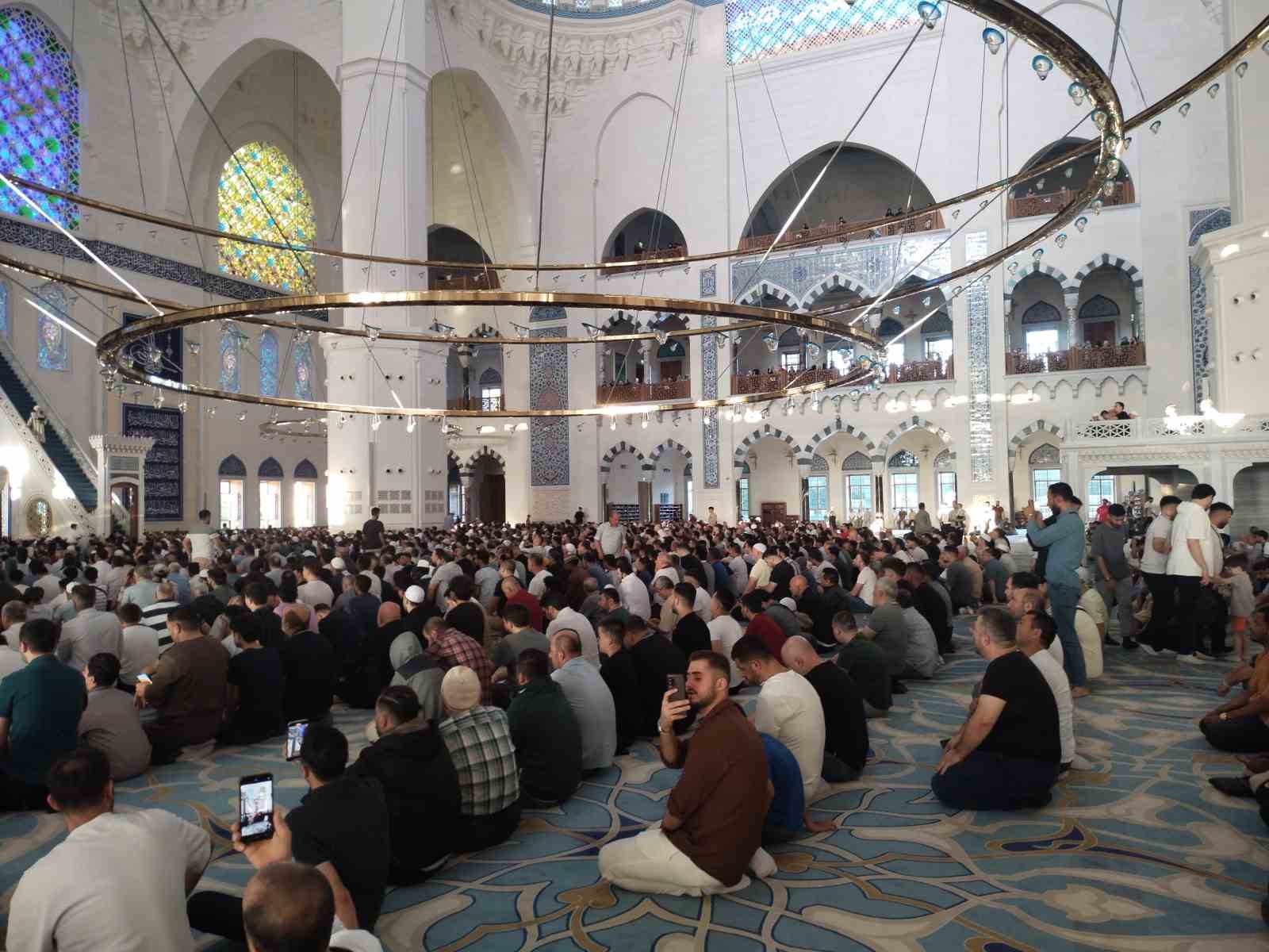 Çamlıca Camii’nde bayram namazı kılındı
