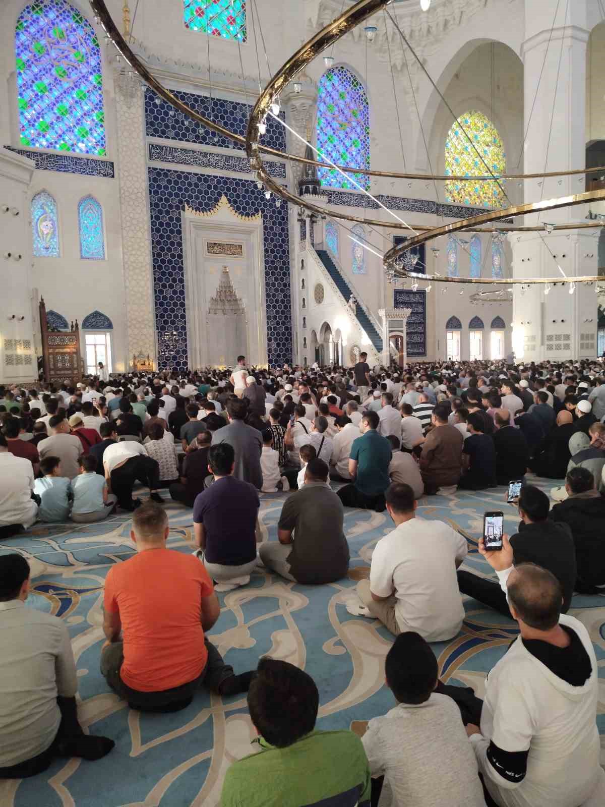 Çamlıca Camii’nde bayram namazı kılındı
