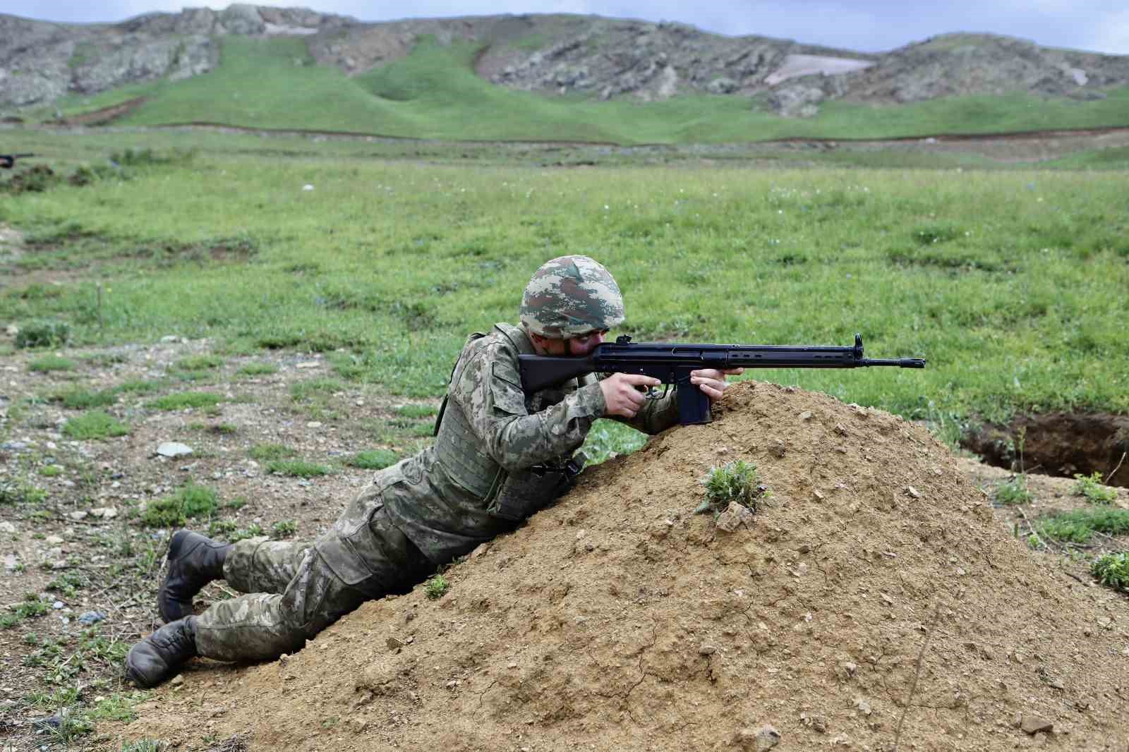 ’Hudut Kartalları’ bayramda da elleri tetikte sınır nöbetinde
