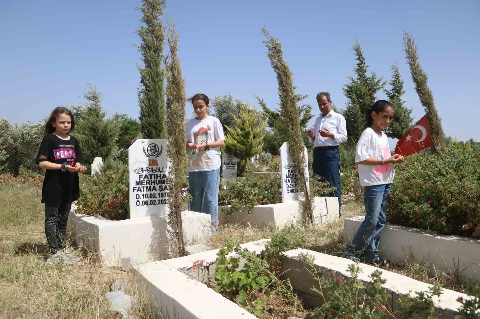 Depremde 3 evladını ve eşini kaybeden baba, enkazdan kurtardığı 4 evladıyla hayata tutundu
