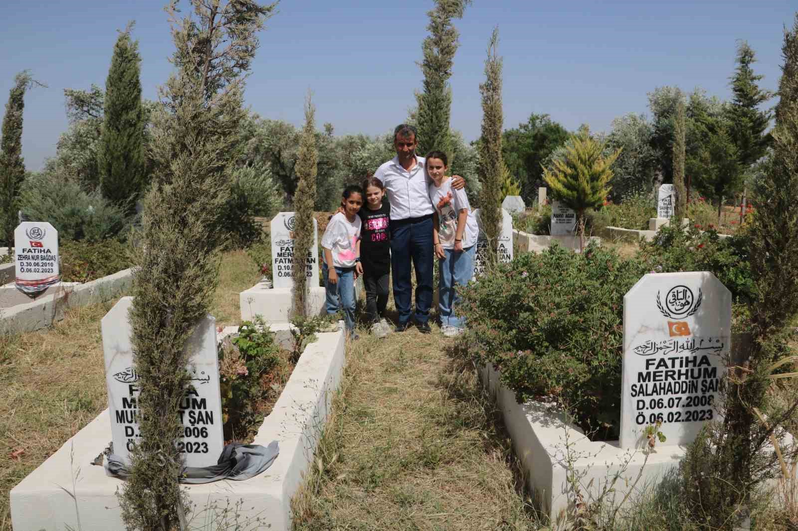 Depremde 3 evladını ve eşini kaybeden baba, enkazdan kurtardığı 4 evladıyla hayata tutundu
