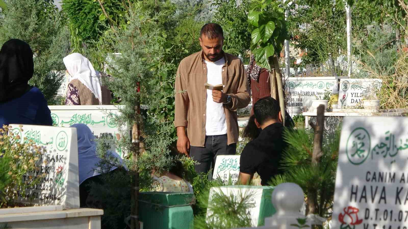 Diyarbakır’da bayram sabahı vatandaşlar mezarlıklara akın etti
