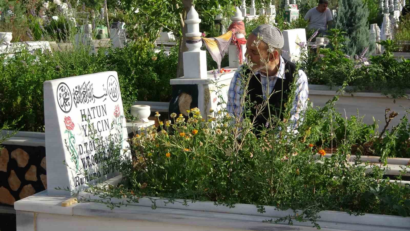 Diyarbakır’da bayram sabahı vatandaşlar mezarlıklara akın etti
