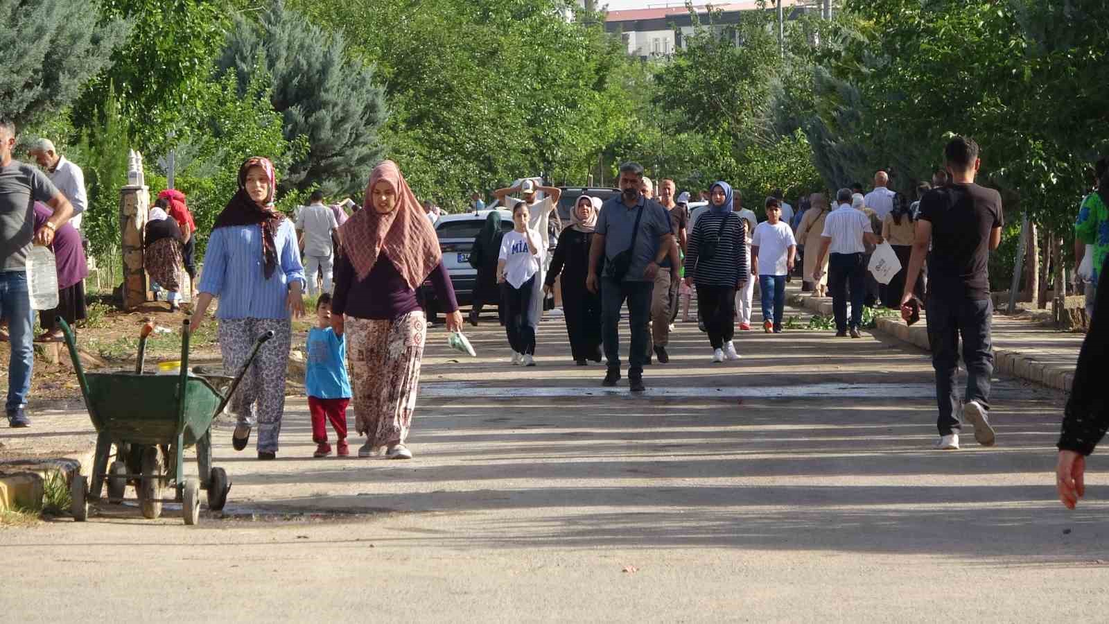 Diyarbakır’da bayram sabahı vatandaşlar mezarlıklara akın etti
