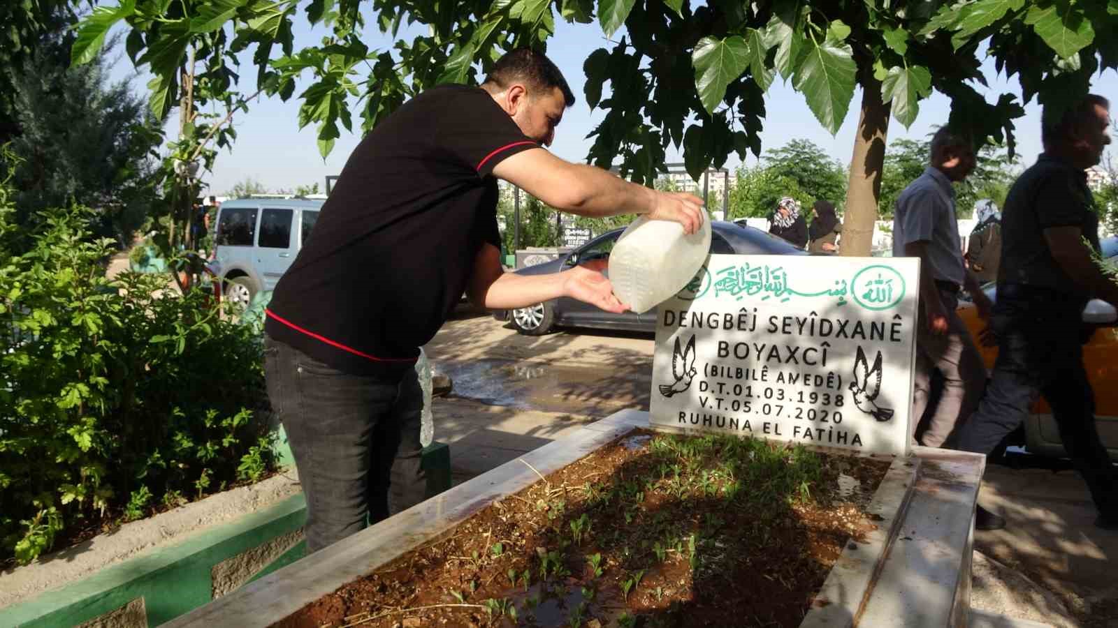 Diyarbakır’da bayram sabahı vatandaşlar mezarlıklara akın etti
