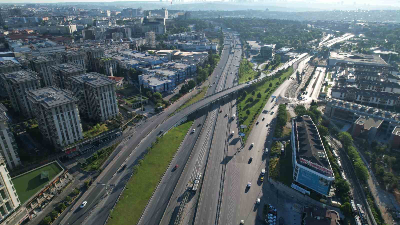 Bayramın ilk gününde yollar boş kaldı
