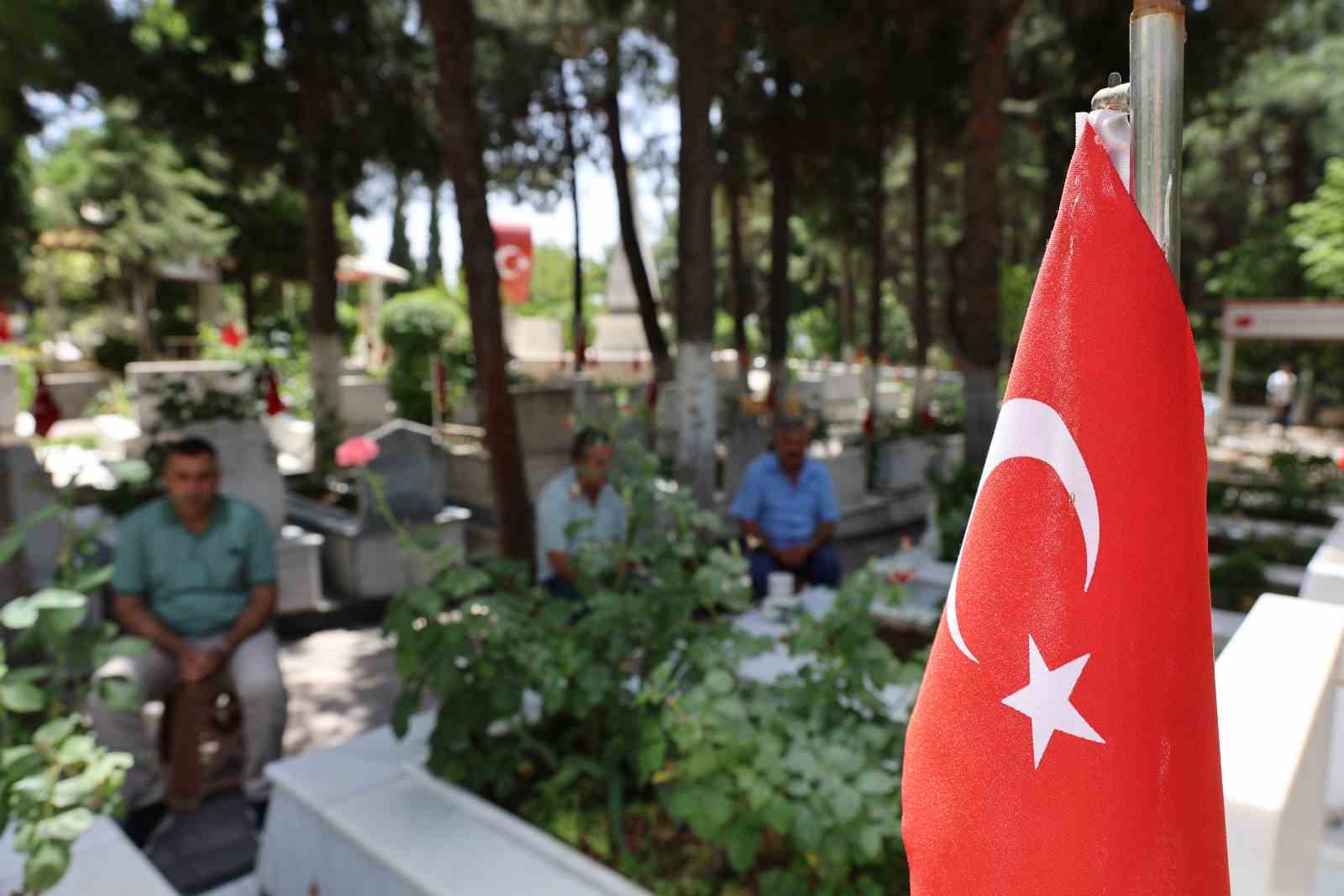 Bayram ve Babalar Günü’nde şehit oğluna ziyaret
