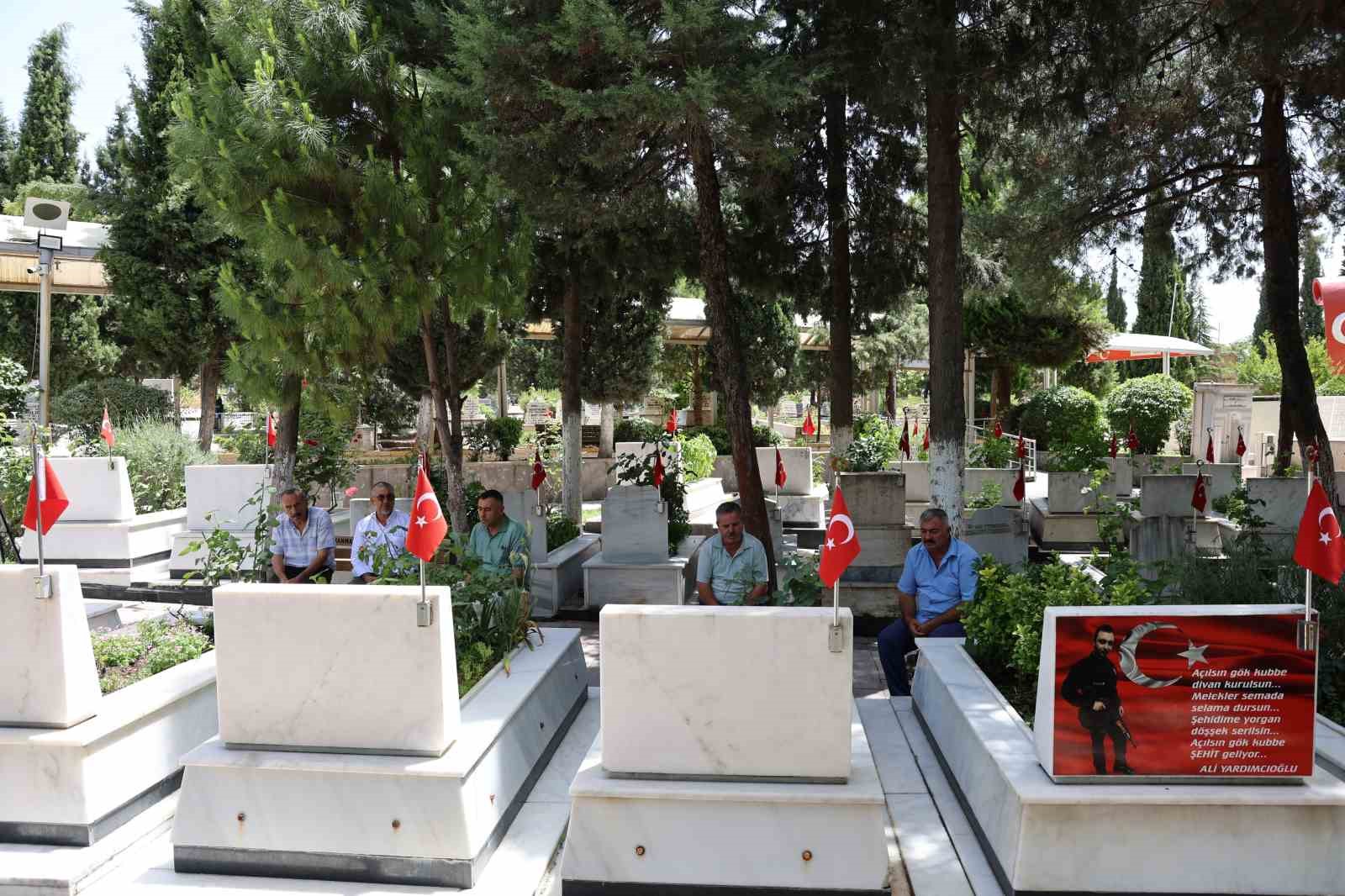 Bayram ve Babalar Günü’nde şehit oğluna ziyaret
