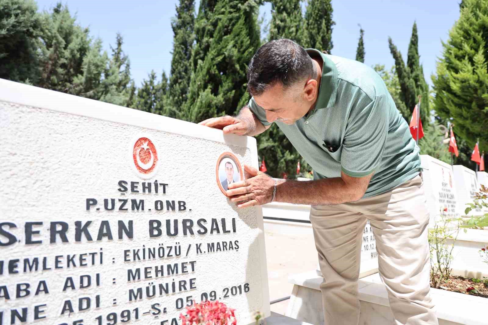 Bayram ve Babalar Günü’nde şehit oğluna ziyaret
