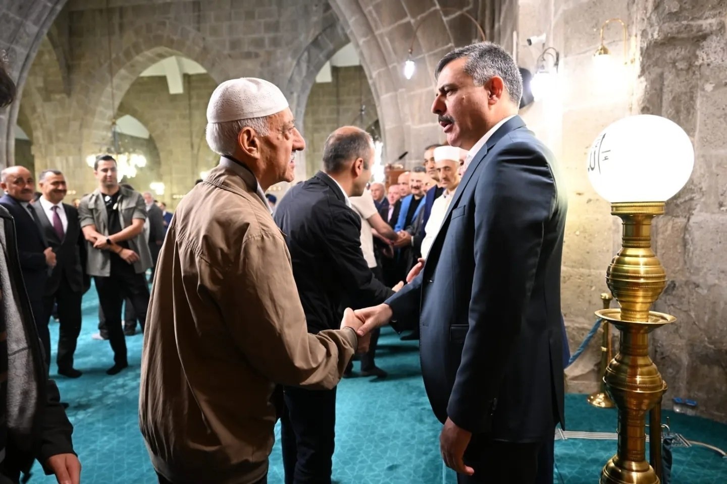 Erzurum’da protokol bayram namazı sonrası Ulu Camii’de vatandaşlarla bayramlaştı
