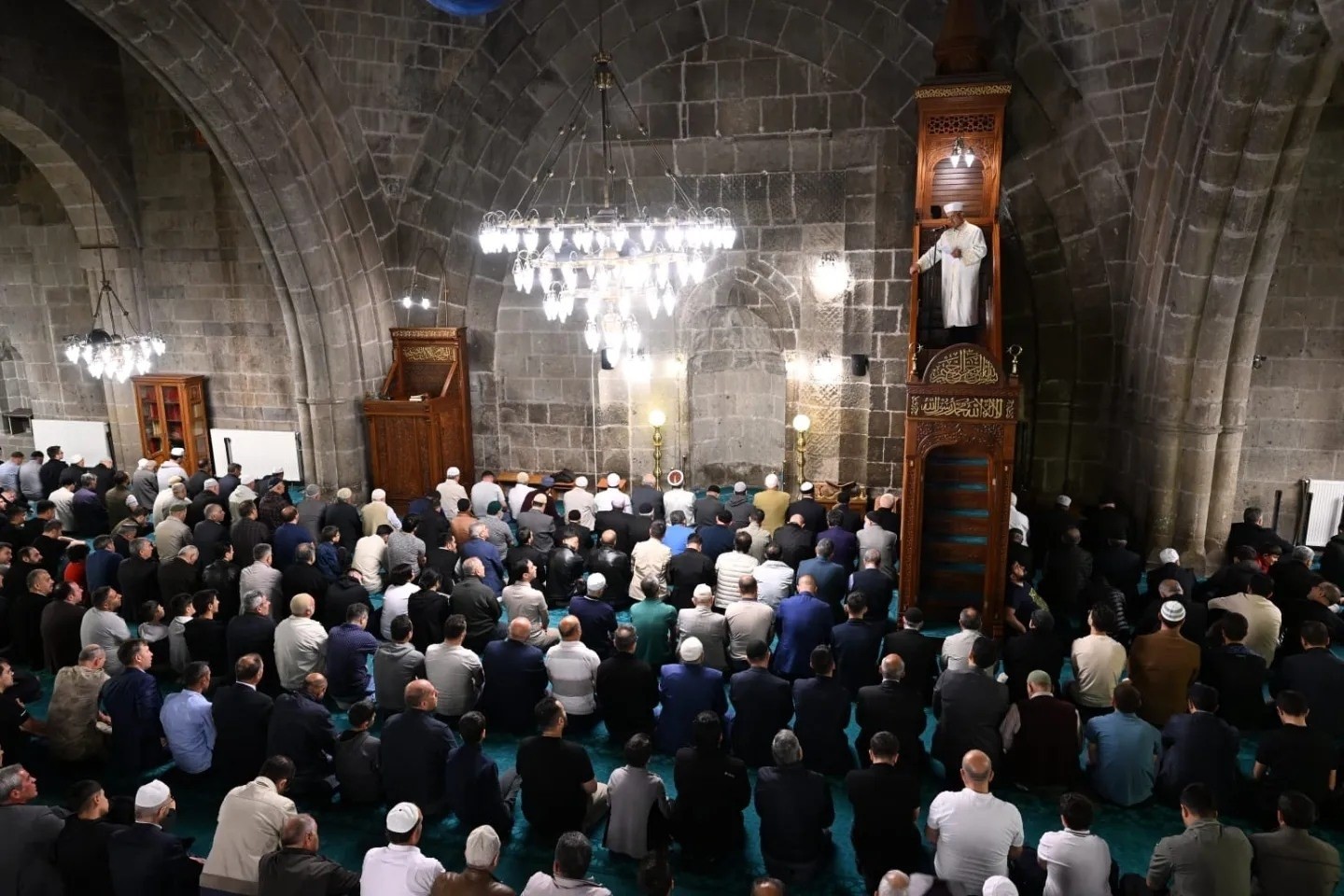 Erzurum’da protokol bayram namazı sonrası Ulu Camii’de vatandaşlarla bayramlaştı
