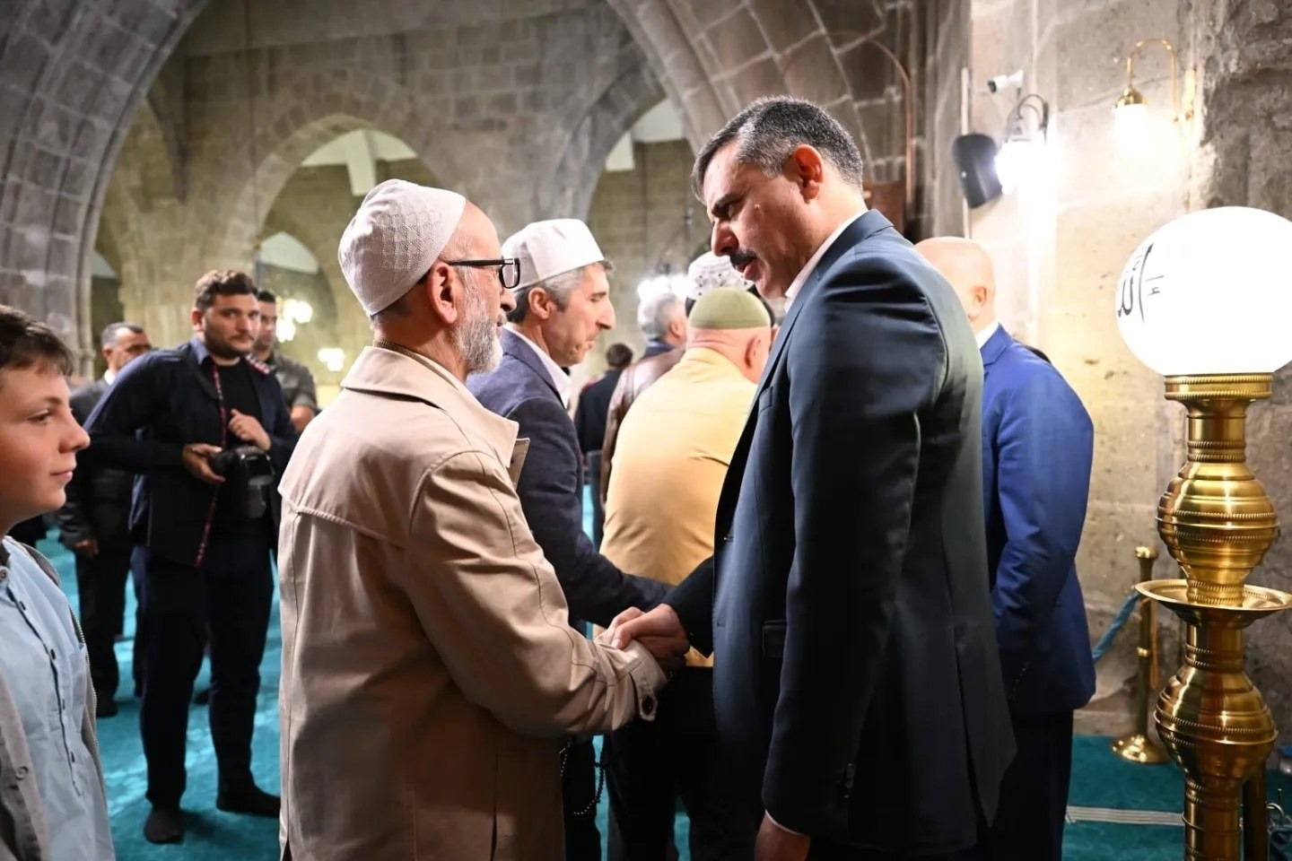 Erzurum’da protokol bayram namazı sonrası Ulu Camii’de vatandaşlarla bayramlaştı
