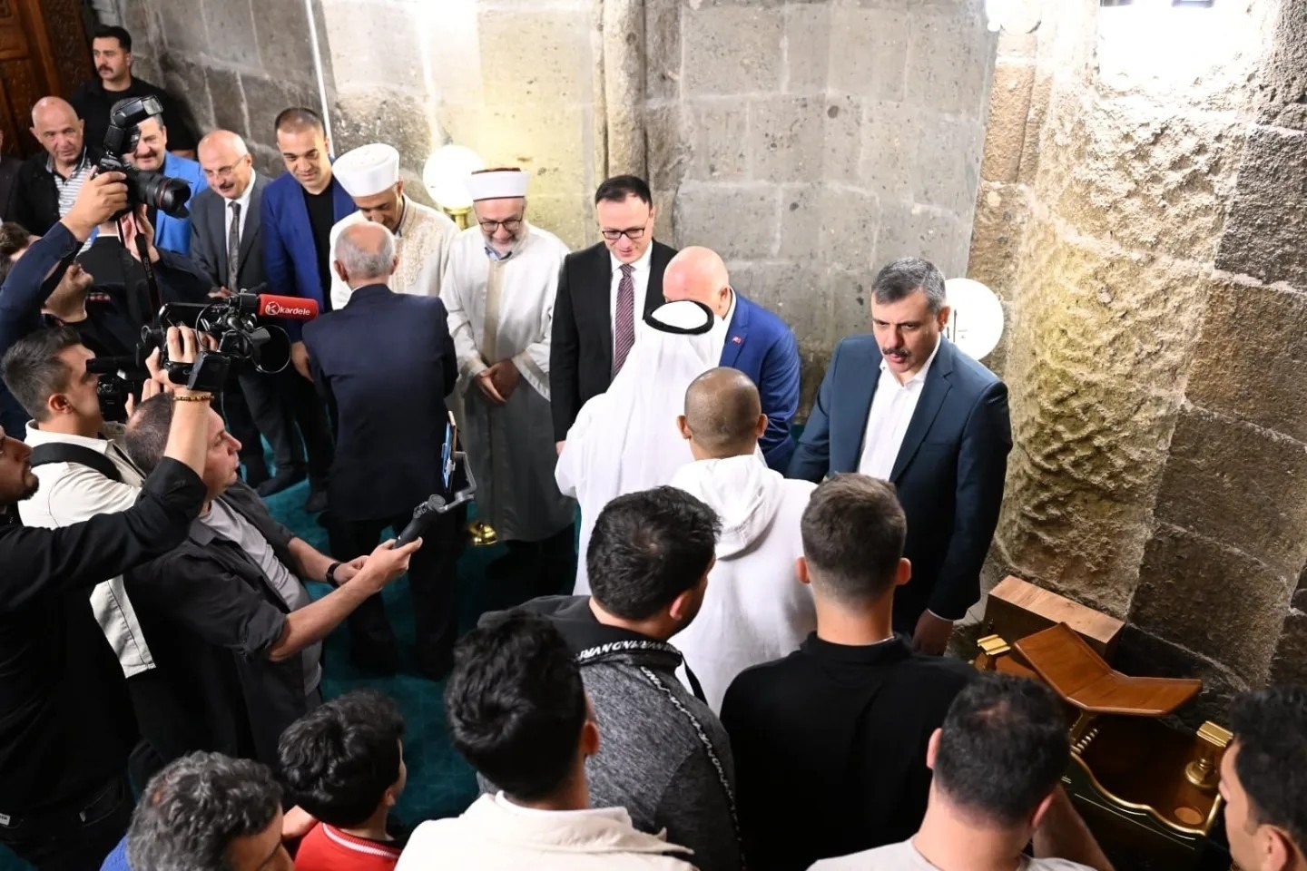 Erzurum’da protokol bayram namazı sonrası Ulu Camii’de vatandaşlarla bayramlaştı
