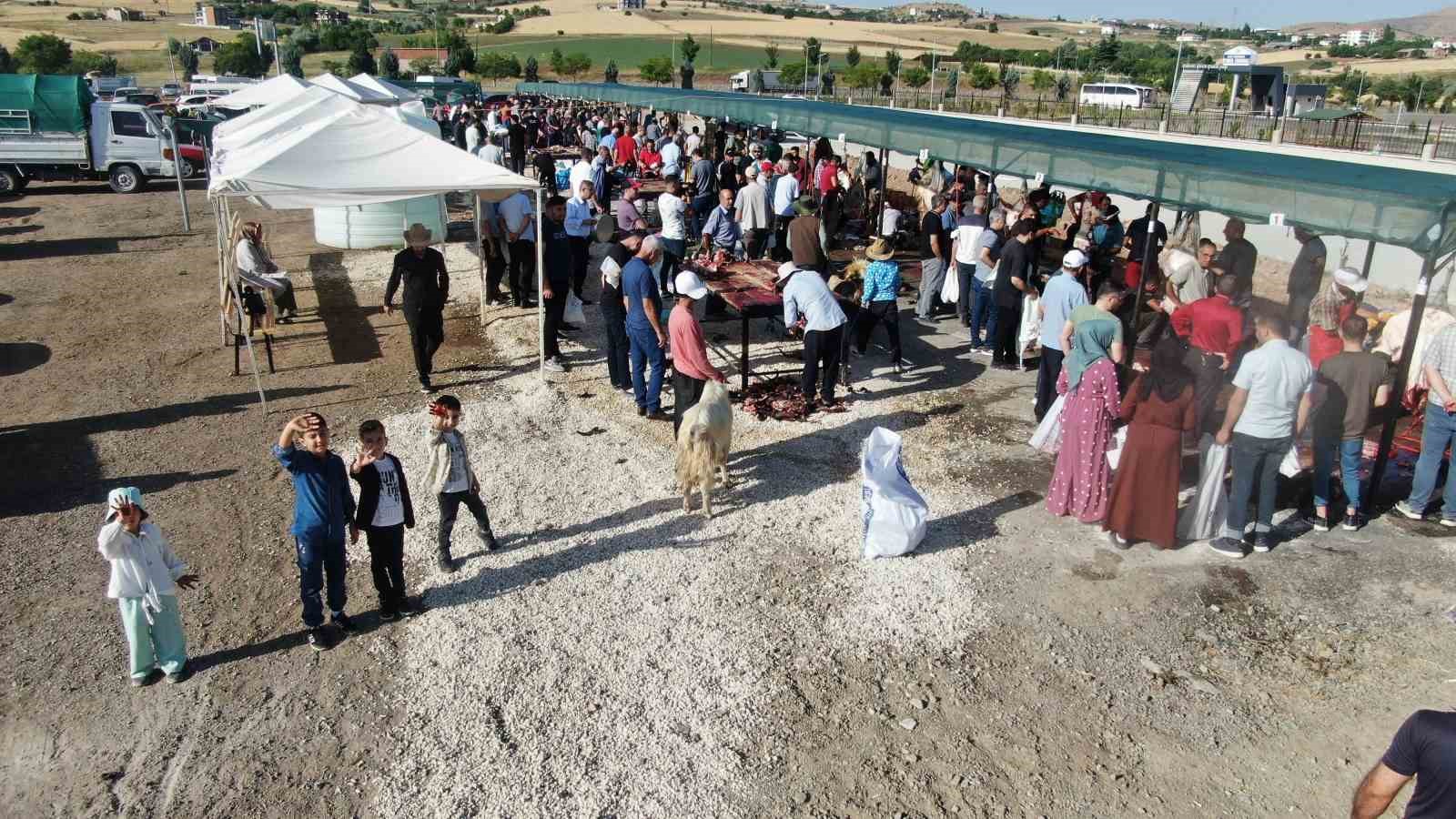 Elazığ’da vatandaşlar kurbanlarını kesti, yoğunluk havadan görüntülendi
