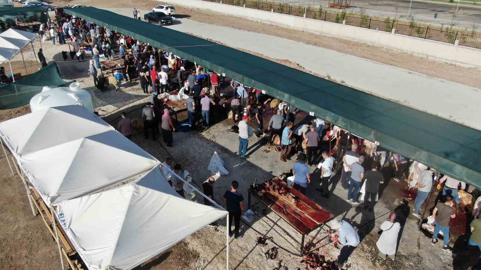 Elazığ’da vatandaşlar kurbanlarını kesti, yoğunluk havadan görüntülendi
