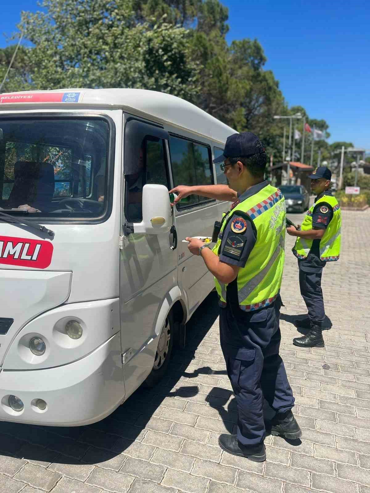 Jandarma sürücüleri hem denetledi hem bilgilendirdi
