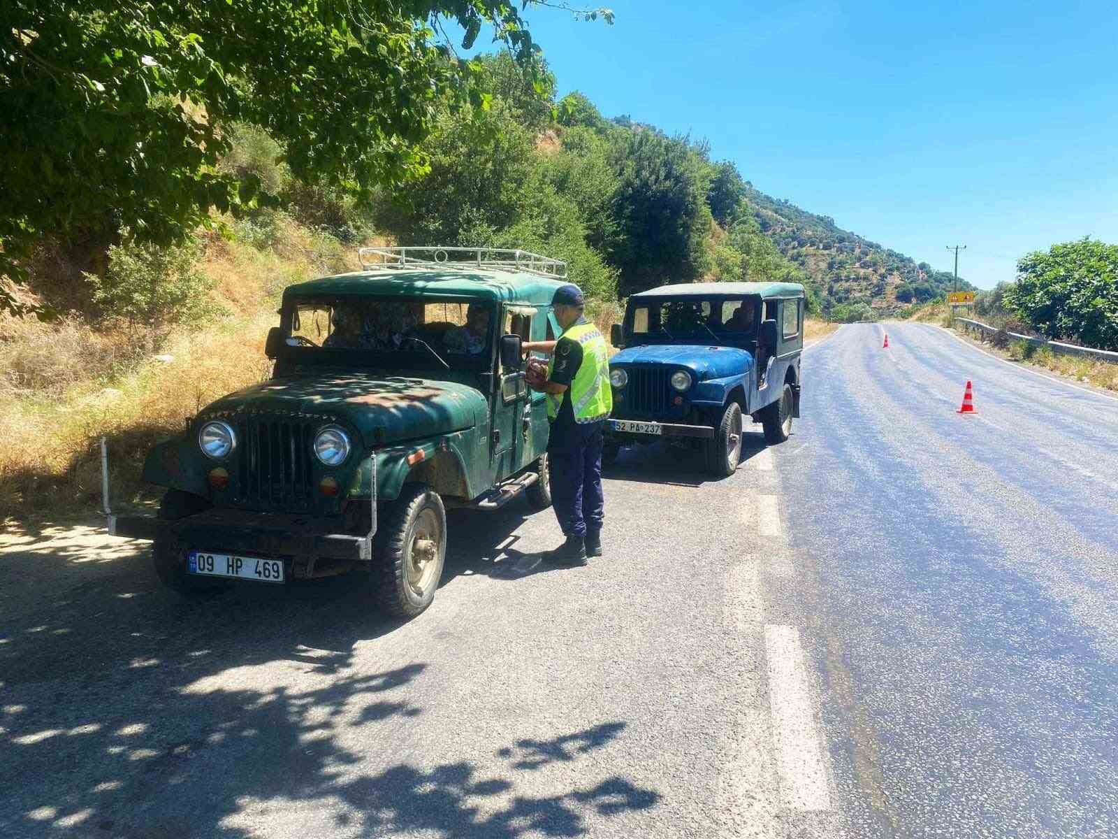 Jandarma sürücüleri hem denetledi hem bilgilendirdi
