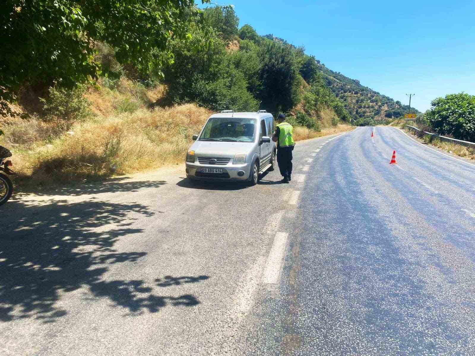 Jandarma sürücüleri hem denetledi hem bilgilendirdi
