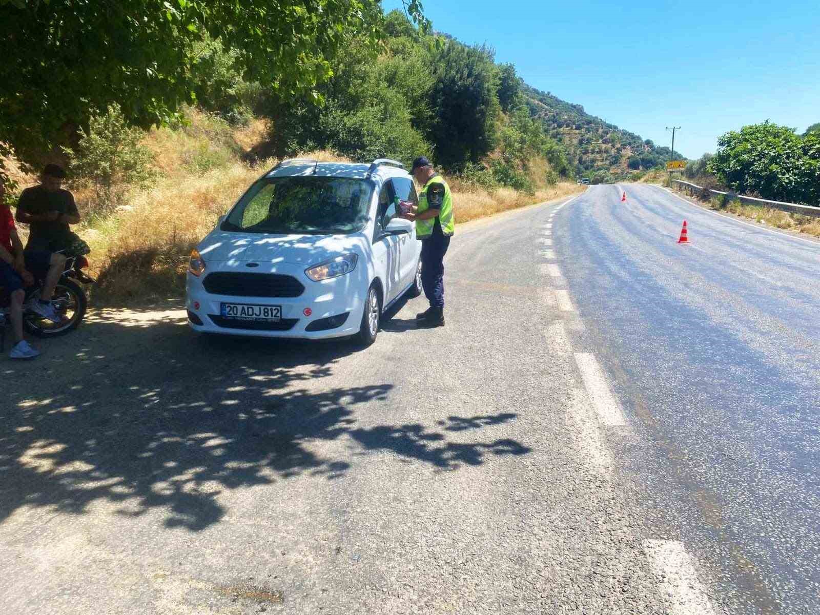 Jandarma sürücüleri hem denetledi hem bilgilendirdi
