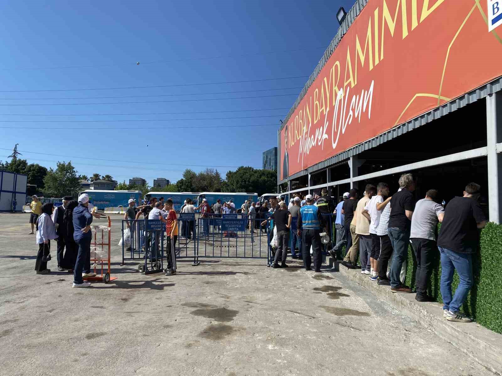 Bayram namazı sonrası kurban kesim alanlarında hareketlilik
