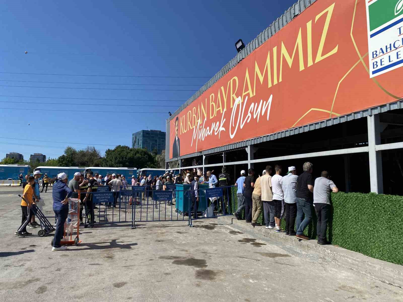 Bayram namazı sonrası kurban kesim alanlarında hareketlilik
