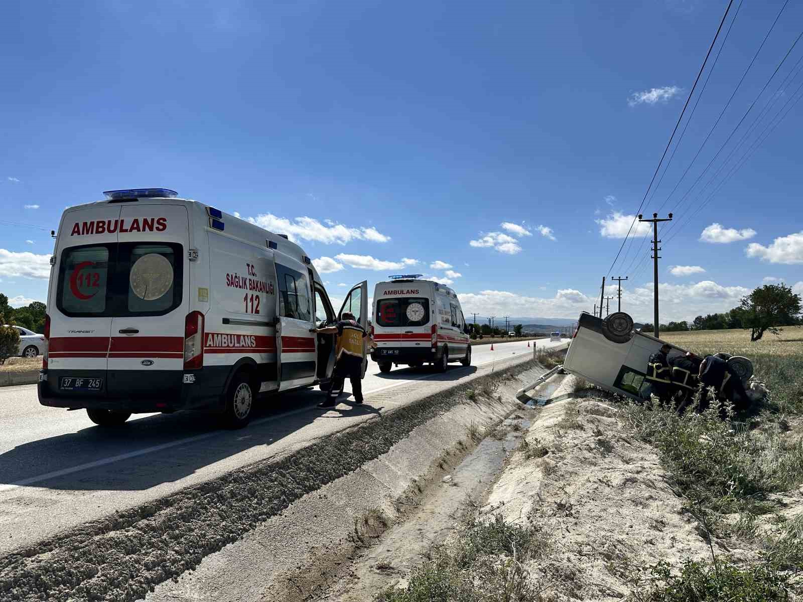 Kastamonu’da yoldan çıkan minibüs, şarampole uçtu: 2 yaralı
