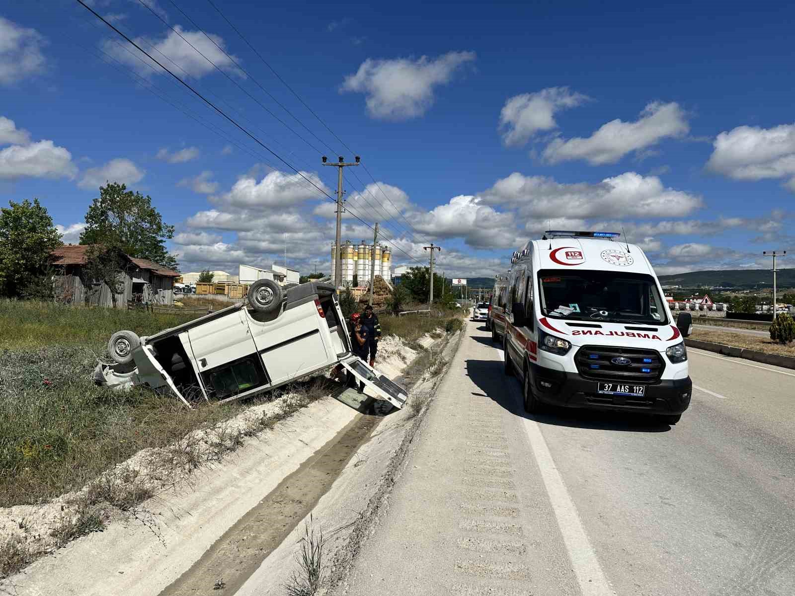 Kastamonu’da yoldan çıkan minibüs, şarampole uçtu: 2 yaralı
