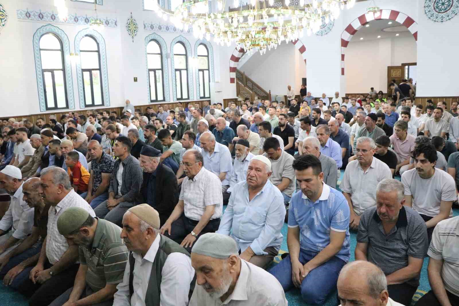 Siirt Valisi Kızılkaya, bayram namazı sonrasında halkla bayramlaştı
