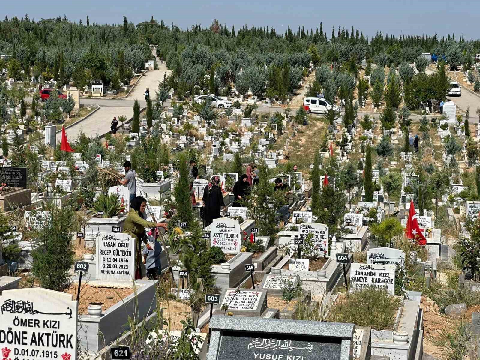 Malatya’da mezarlıklarda acı ve hüzün bir arada
