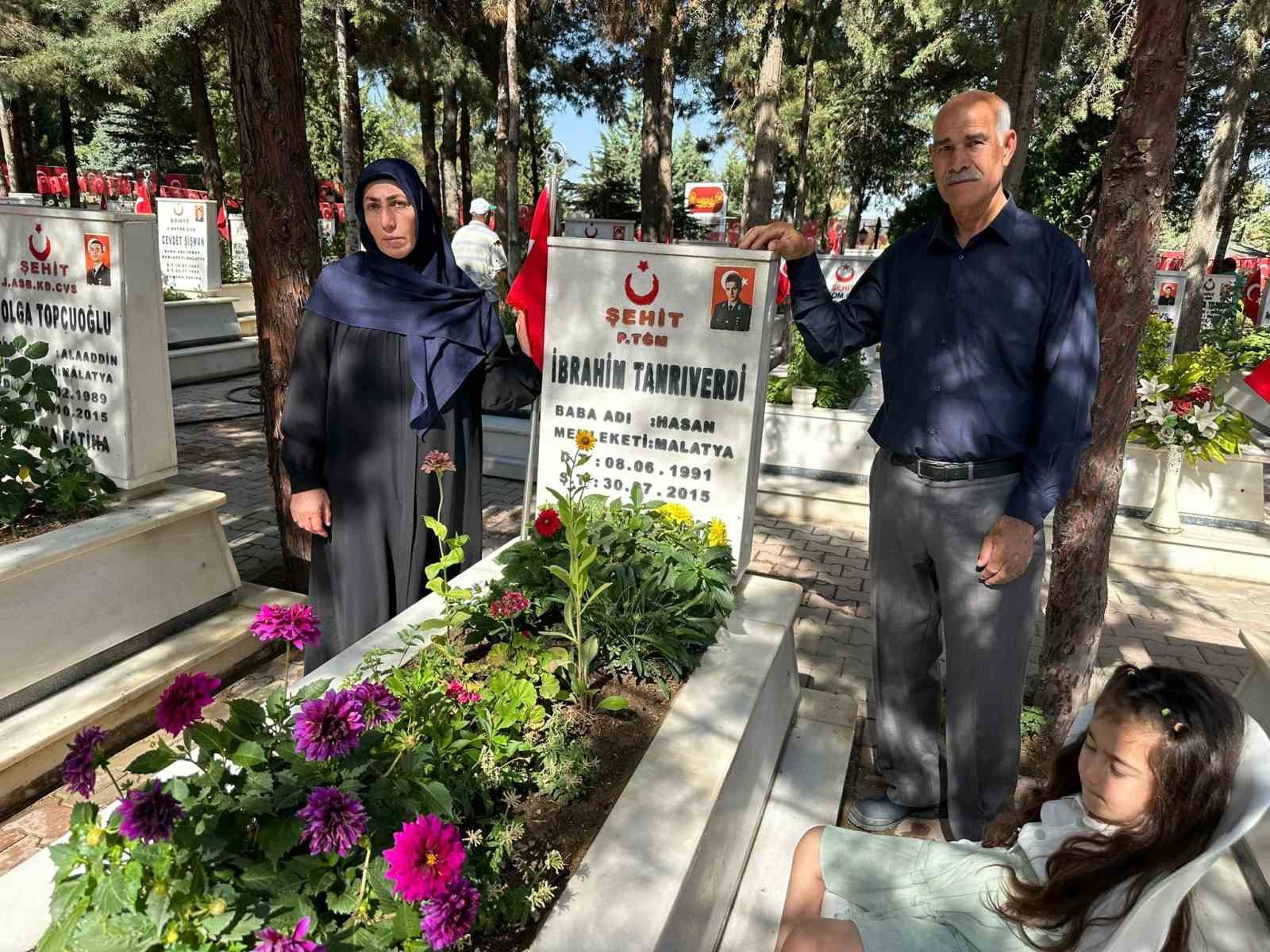 Malatya’da mezarlıklarda acı ve hüzün bir arada
