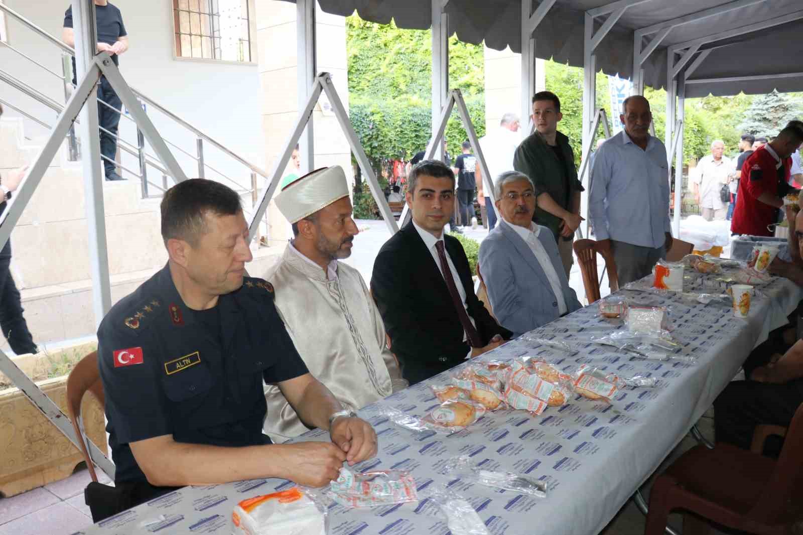 Malatya’da vatandaşlar bayram namazı için camileri doldurdu
