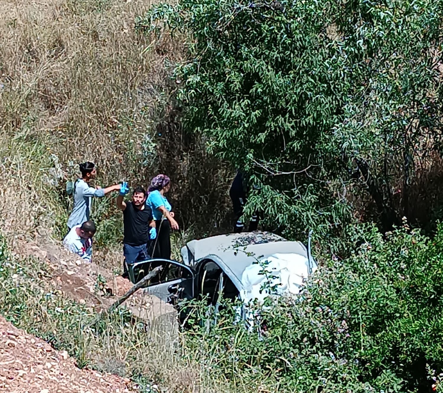 Adıyaman’da otomobil şarampole yuvarlandı: 5 yaralı
