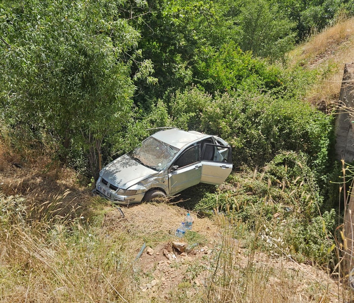 Adıyaman’da otomobil şarampole yuvarlandı: 5 yaralı
