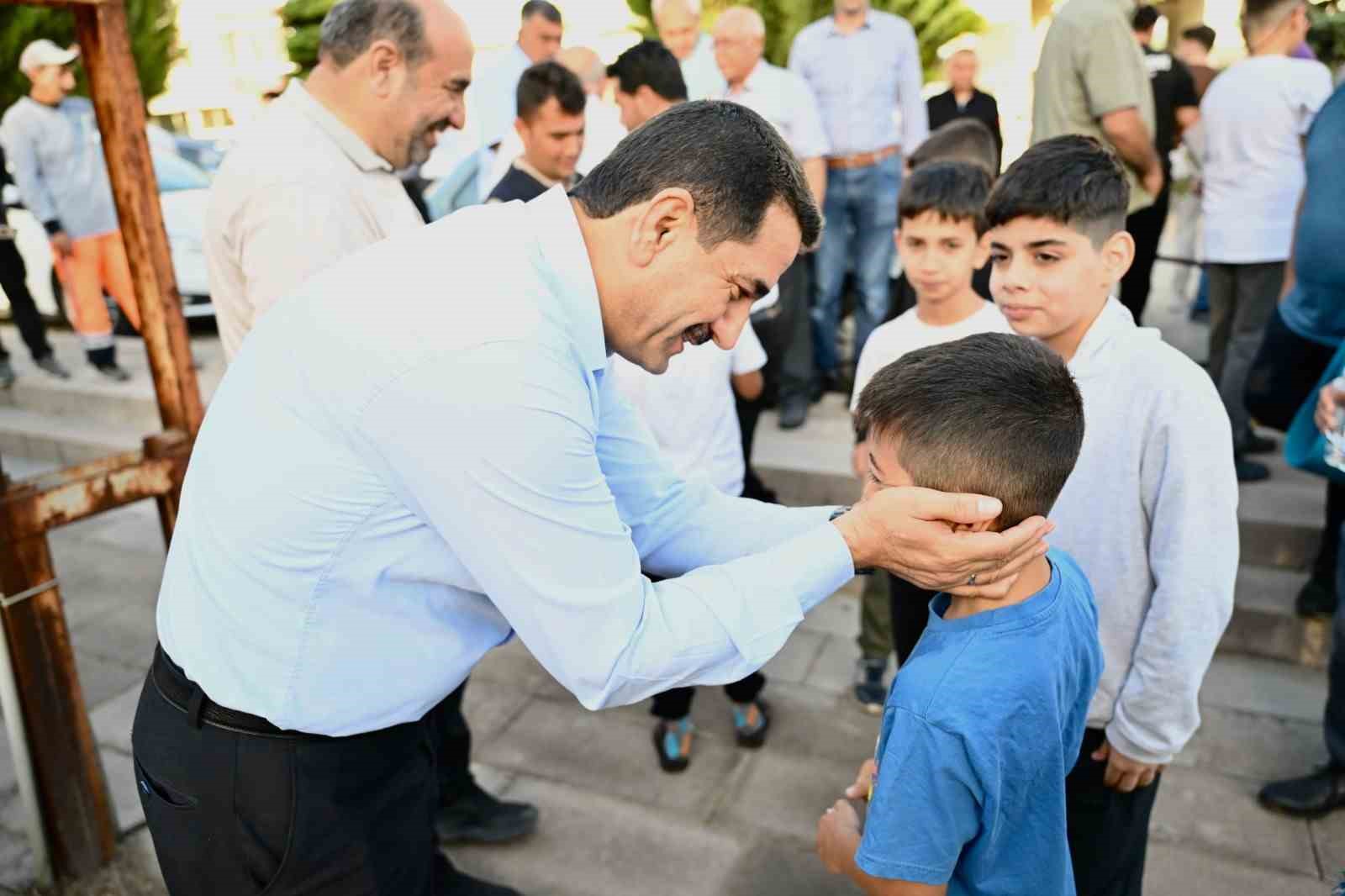 Başkan Taşkın, bayram namazı sonrası vatandaşlarla bayramlaştı
