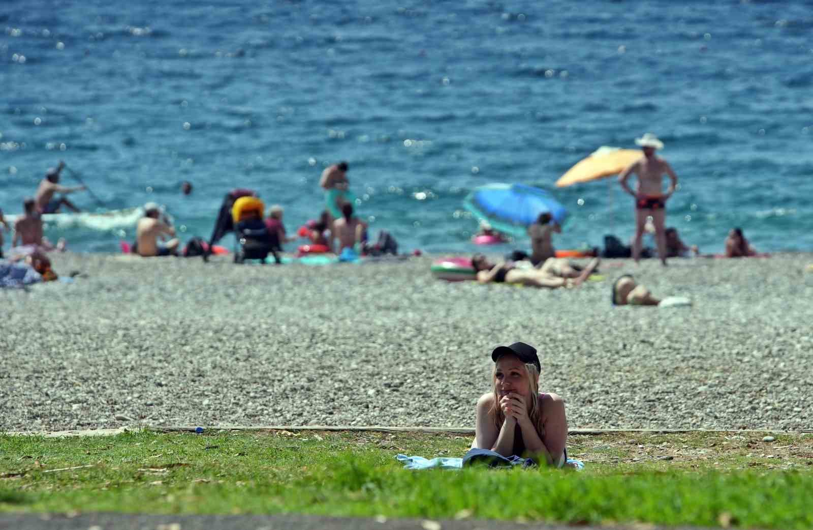 Antalya’da sahillerdeki yoğunluk iki katına çıktı
