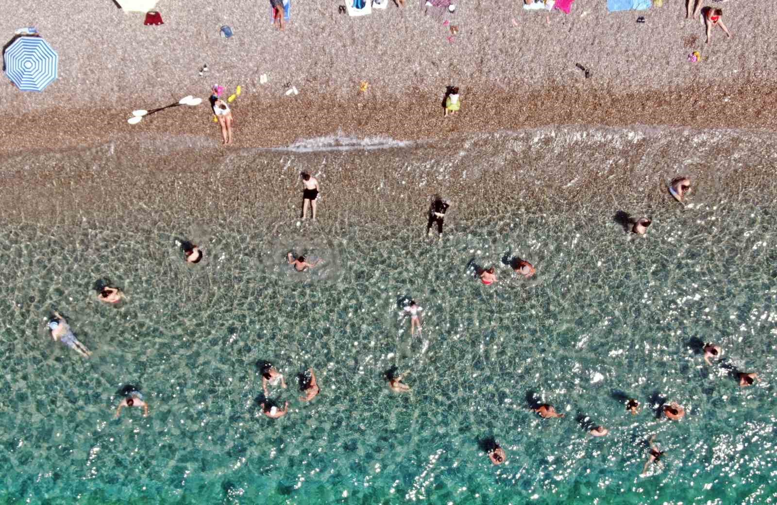 Antalya’da sahillerdeki yoğunluk iki katına çıktı
