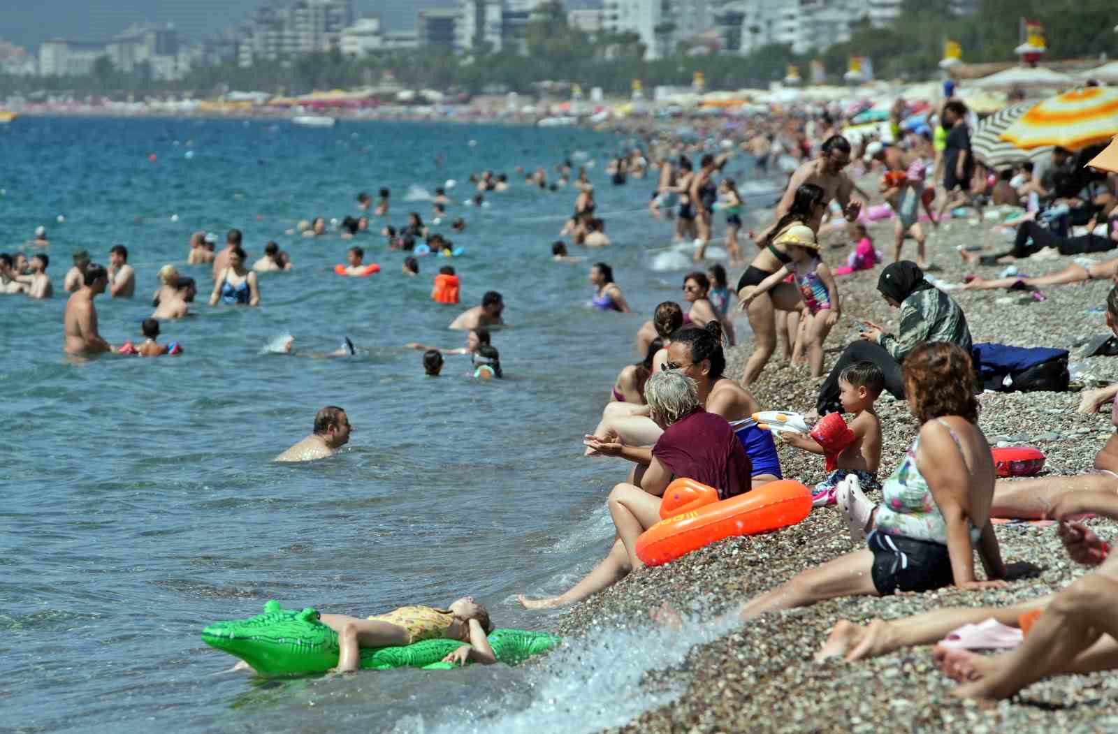 Antalya’da sahillerdeki yoğunluk iki katına çıktı
