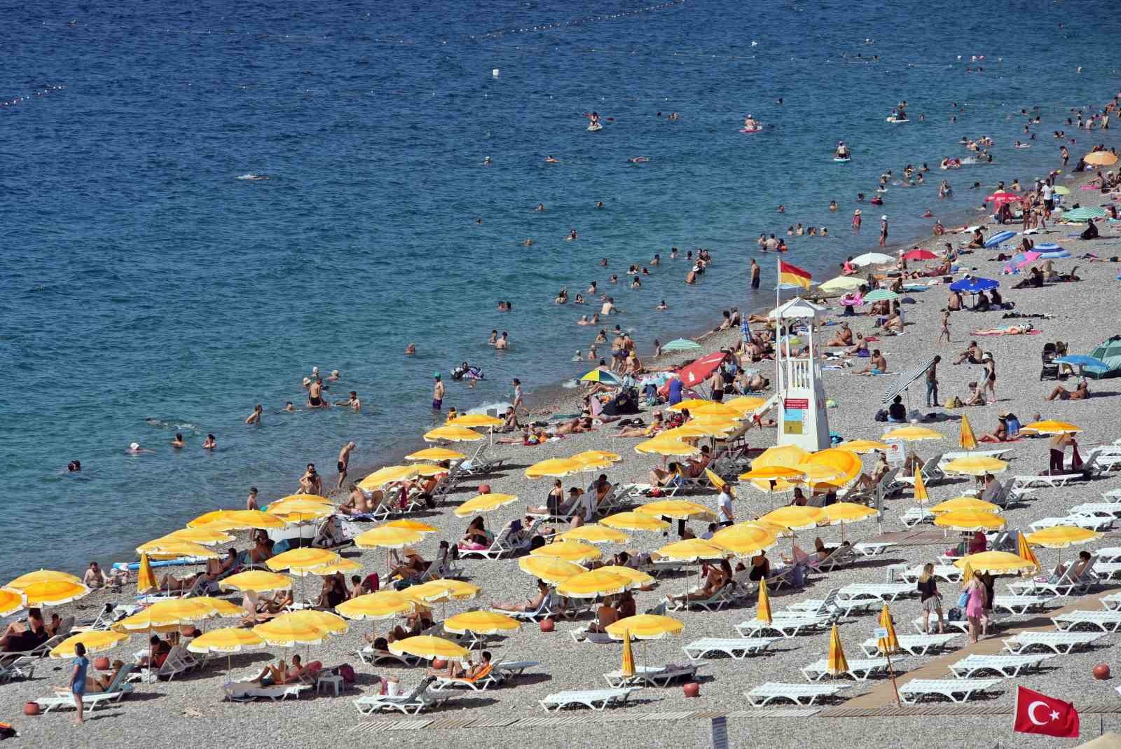 Antalya’da sahillerdeki yoğunluk iki katına çıktı
