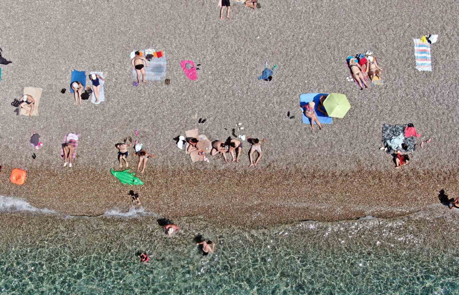 Antalya’da sahillerdeki yoğunluk iki katına çıktı
