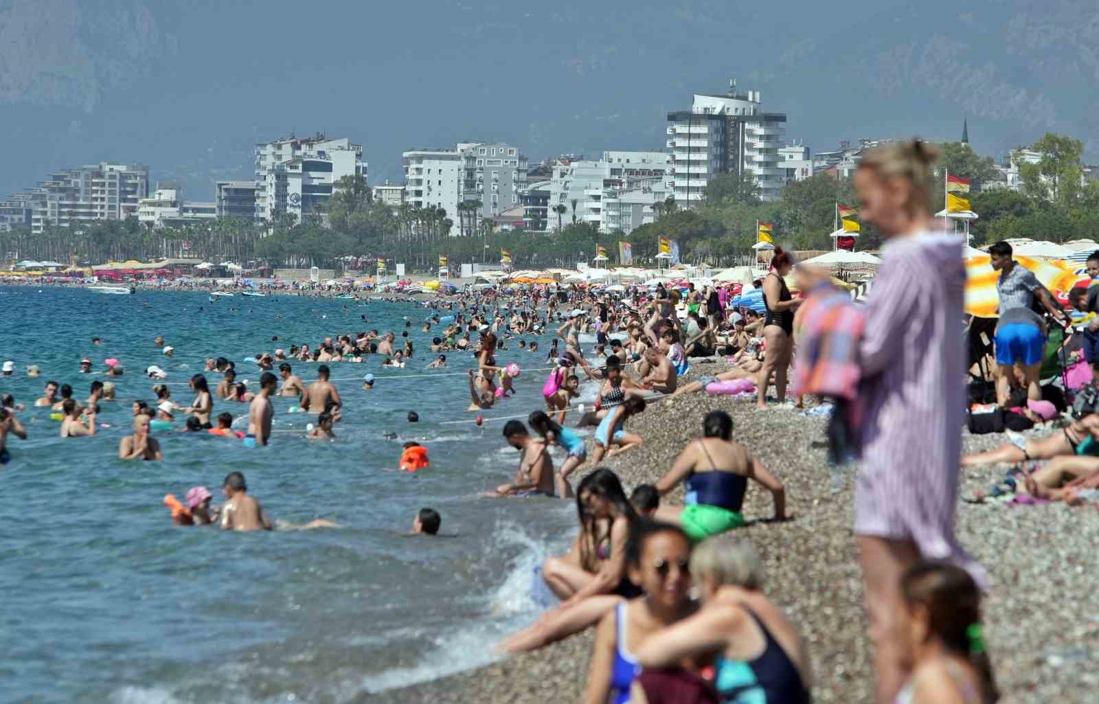 Antalya’da sahillerdeki yoğunluk iki katına çıktı
