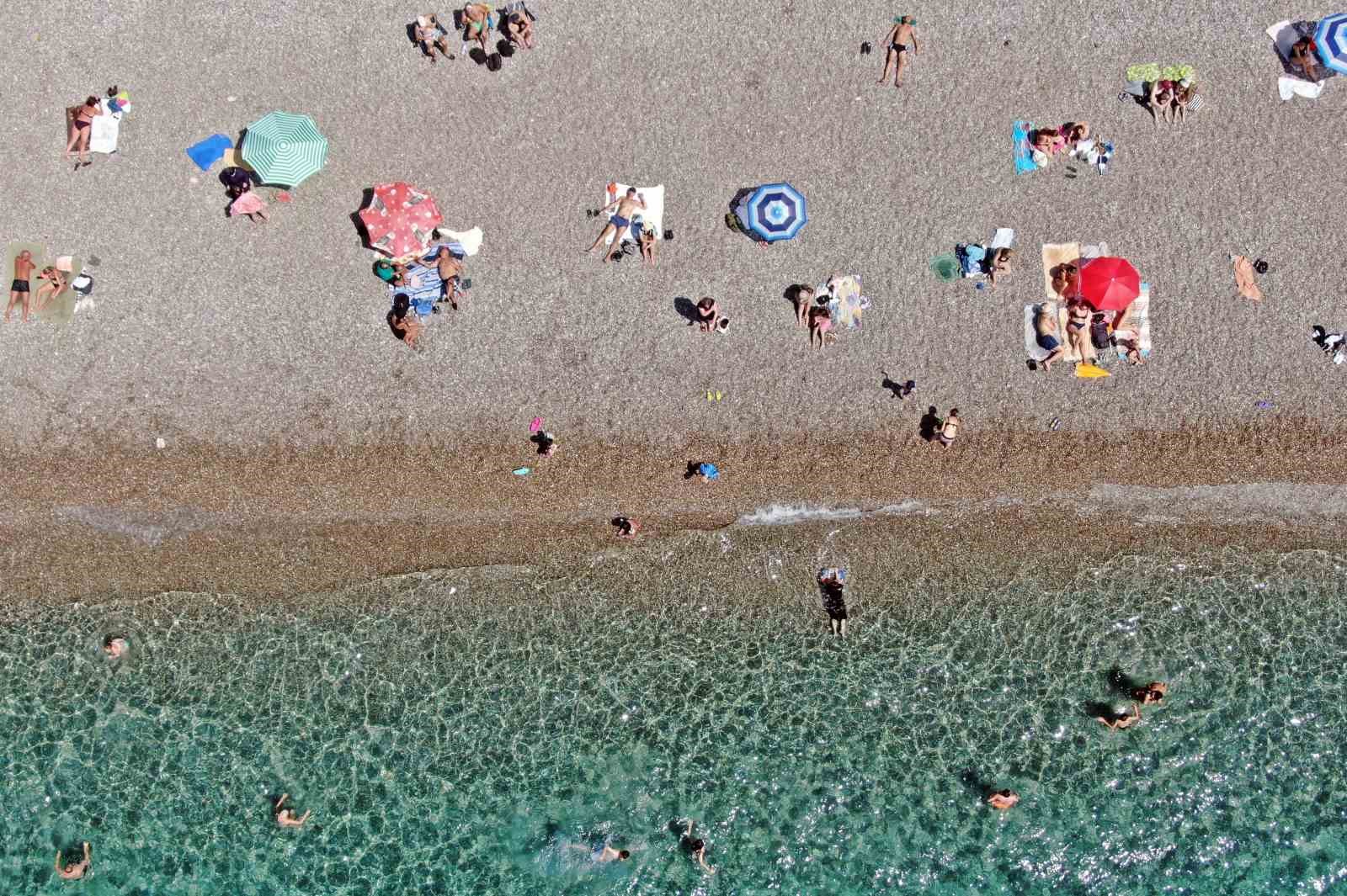 Antalya’da sahillerdeki yoğunluk iki katına çıktı
