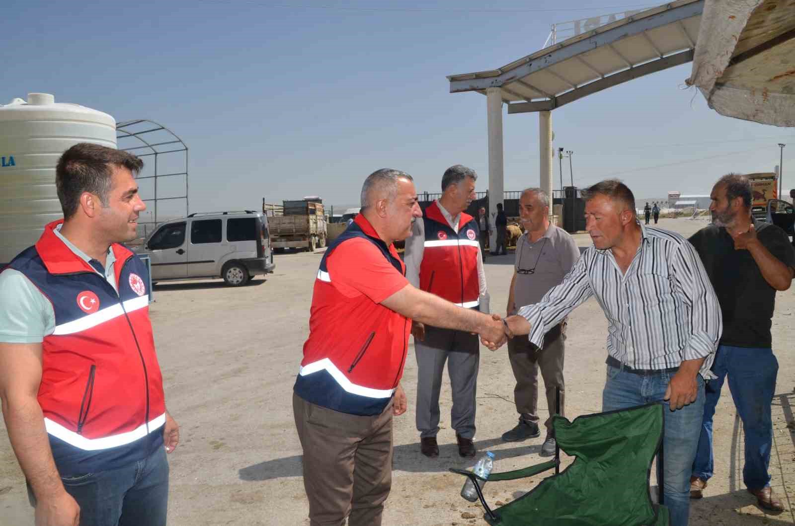 Kurban satış yerlerinde denetimler sürüyor
