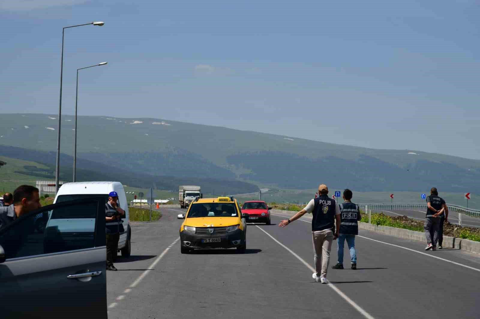 Ardahan Valisi Çiçek, sürücüleri uyardı
