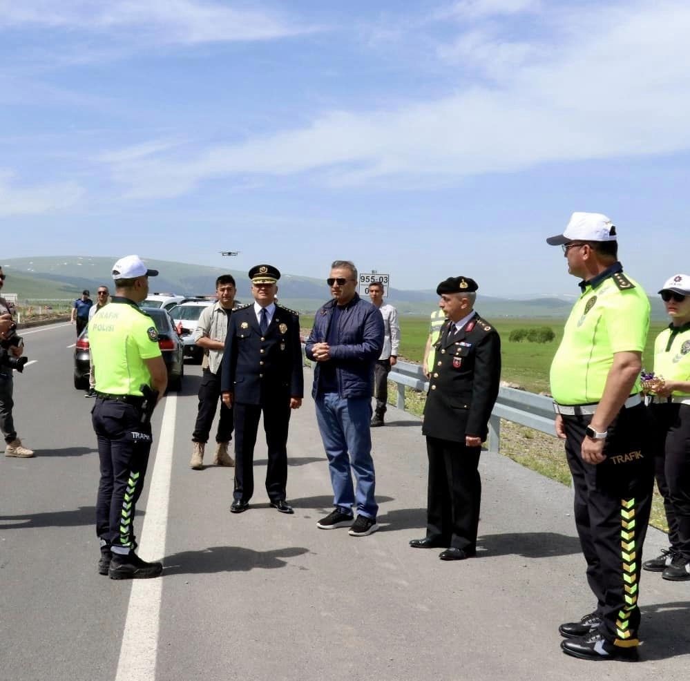 Ardahan Valisi Çiçek, sürücüleri uyardı
