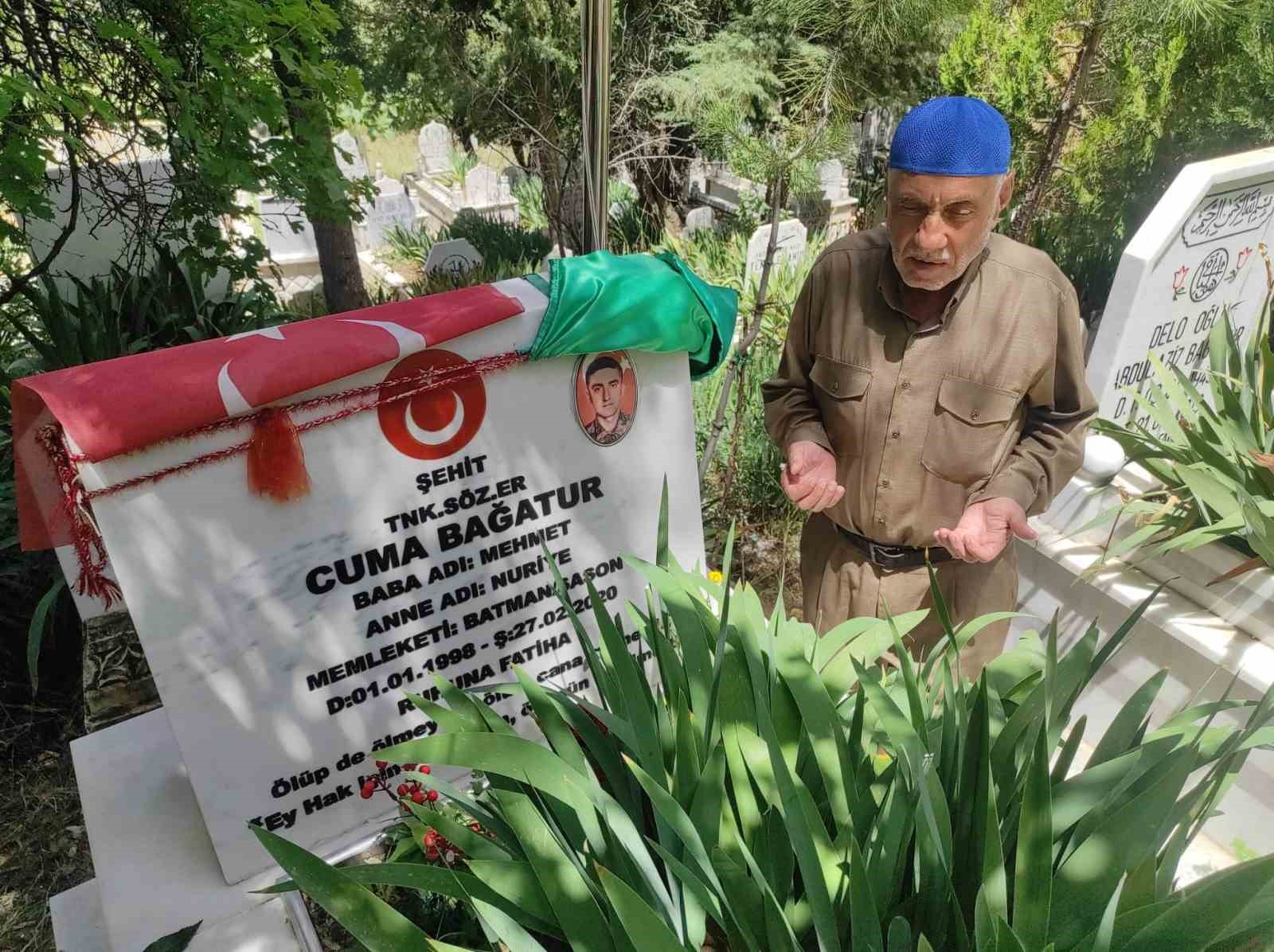 Şehit babaları çocuklarının kabirleri başında hüznü ve gururu bir arada yaşadı
