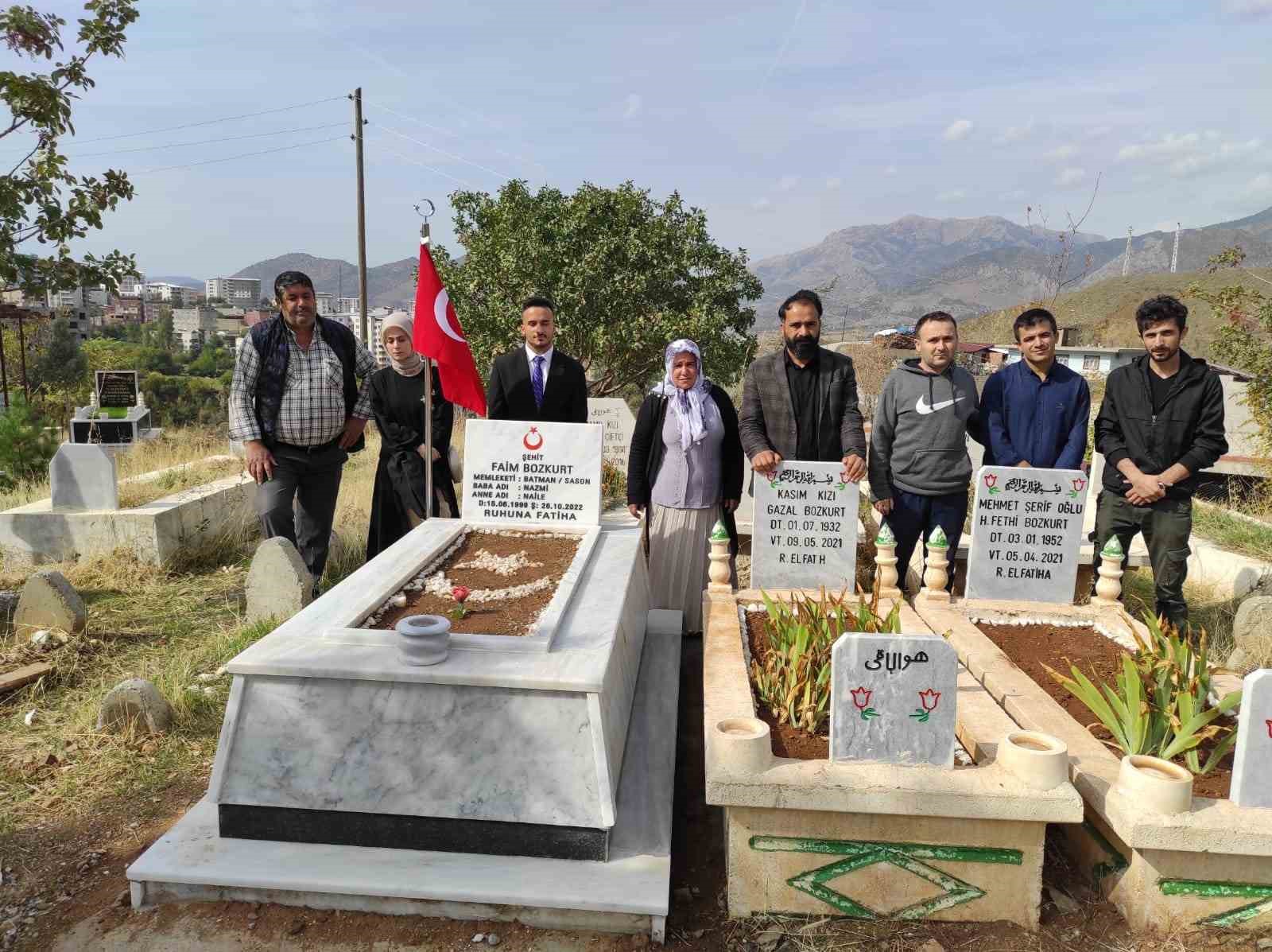 Şehit babaları çocuklarının kabirleri başında hüznü ve gururu bir arada yaşadı
